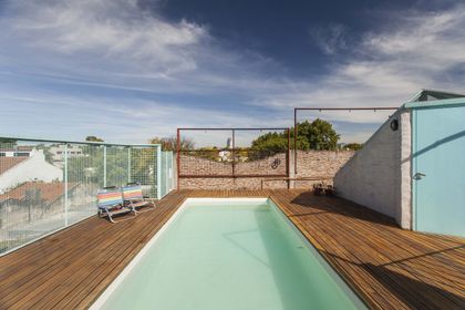 terraza con piscina y deck de madera — proyecto Casa Warnes, por Silvia Soqueff, en CABA
