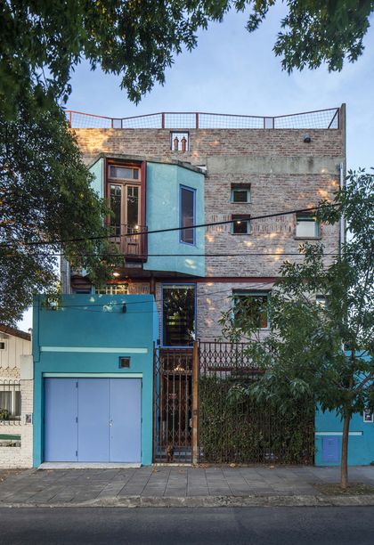 fachada moderna de casa con detalles de ladrillo expuesto y rejas — proyecto Casa Warnes, por Silvia Soqueff, en CABA