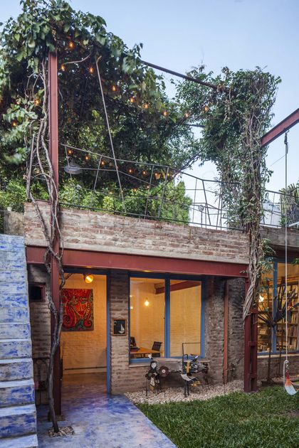 casa industrial con estructura de metal y enredaderas — proyecto Casa Warnes, por Silvia Soqueff, en CABA