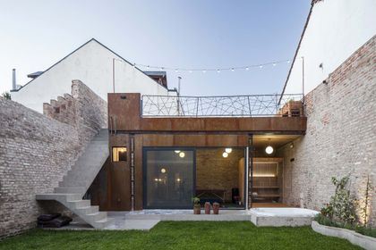 Fachada moderna industrial con escalera flotante y patio — proyecto Casa Lavalle, por Silvia Soqueff, en CABA