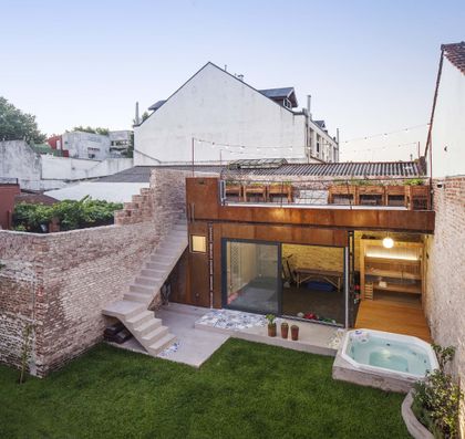 Jardín moderno con extensión de metal y jacuzzi — proyecto Casa Lavalle, por Silvia Soqueff, en CABA
