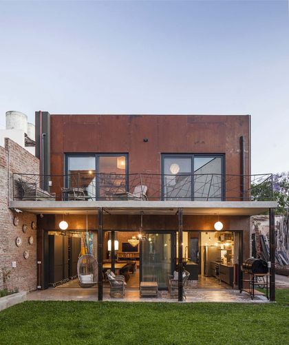 Casa moderna con fachada de metal oxidado y amplios ventanales — proyecto Casa Lavalle, por Silvia Soqueff, en CABA