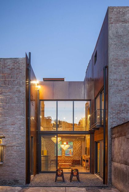 Casa moderna con fachada de ladrillo y metal, amplios ventanales — proyecto Casa Lavalle, por Silvia Soqueff, en CABA
