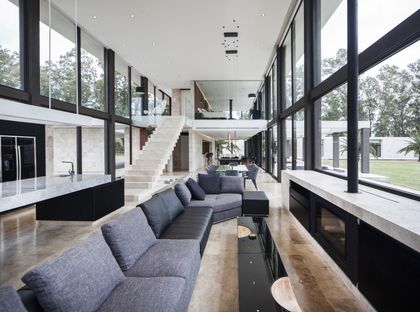 Living moderno con amplios ventanales y chimenea integrada — proyecto CASA POLO, por OON ARCHITECTURE