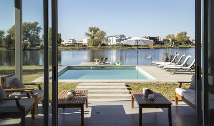 Piscina moderna con deck de madera y zona de estar exterior — proyecto BB 257, por Grupo Pauta Arquitectura