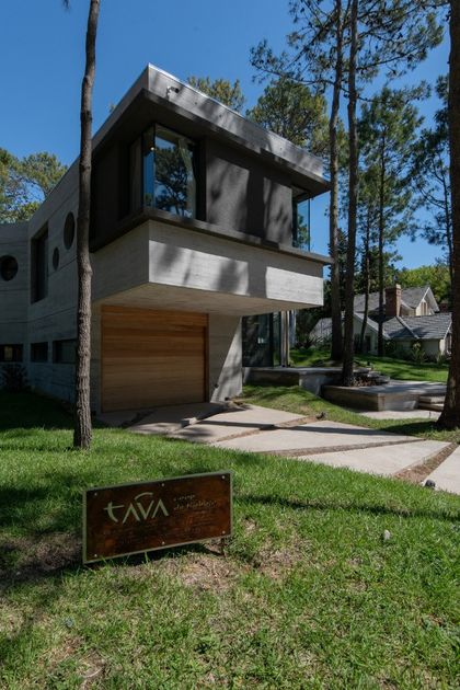 Casa moderna brutalista con detalles de hormigón y madera — proyecto Casa G y G, por TAVA Coop, en Cariló