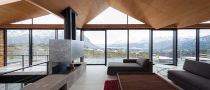 Living moderno con vista panorámica a las montañas — proyecto Casa CS, por Alric Galindez Arquitectos