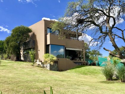 casa moderna con mucha luz y vegetación — proyecto La Serena, por Blussand Tosco, en Córdoba
