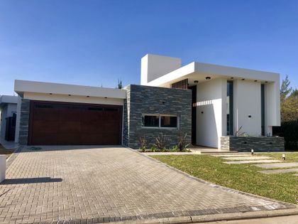 Fachada moderna de casa suburbana con contraste de materiales — proyecto Manantiales Z, por Blussand Tosco, en Córdoba