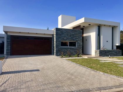 fachada moderna con contrastes de madera y hormigón — proyecto Manantiales Z, por Blussand Tosco, en Córdoba