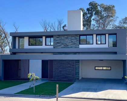 fachada moderna minimalista con piedra y hormigón — proyecto Santina Norte, por Blussand Tosco, en Córdoba