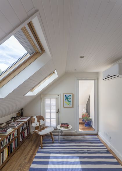 Dormitorio ático luminoso con tragaluz, piso de madera y decoración minimalista — proyecto The Classic, por BAS Y GARCIA , en San Isidro