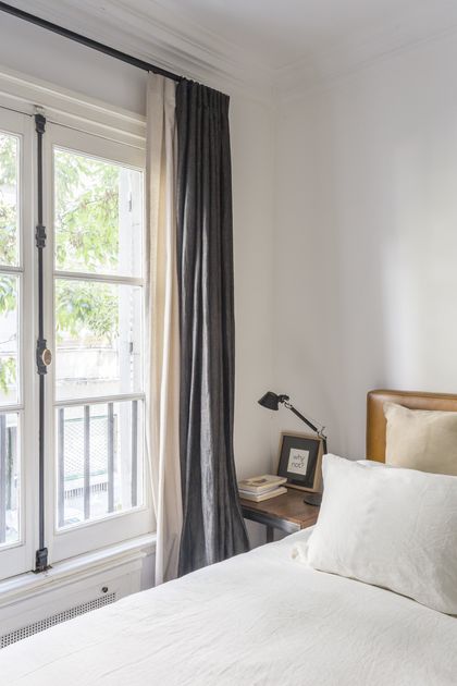 Dormitorio minimalista con cama, cabecera cuero y ventanal a balcon — proyecto Arenales, por BAS Y GARCIA , en Recoleta