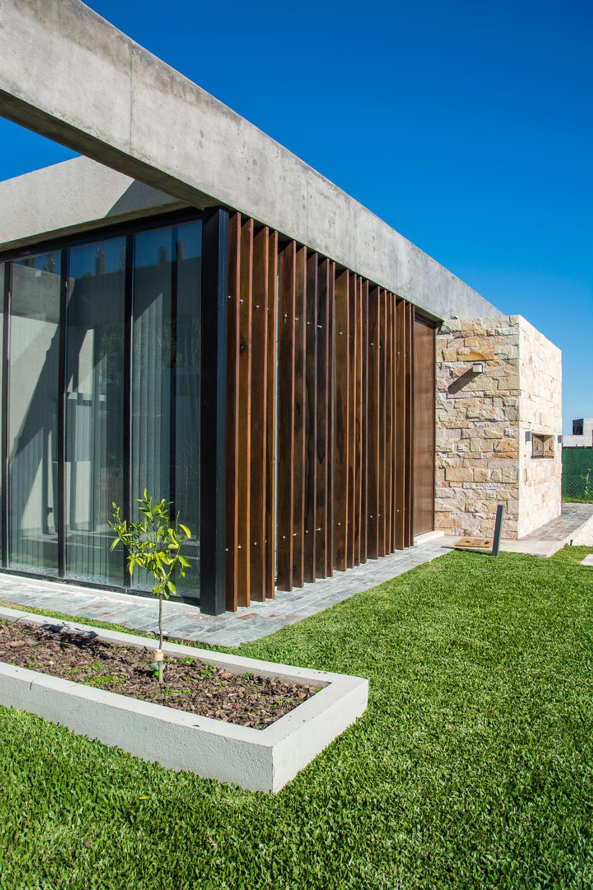 Jardín con color predominante Marrón del Proyecto CASA SI por DX ARQ