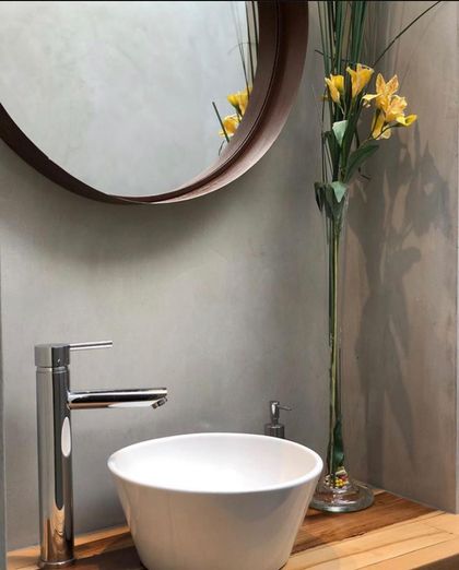 Baño minimalista con bañera redonda blanca y espejo circular — proyecto PH VDP, por DX ARQ