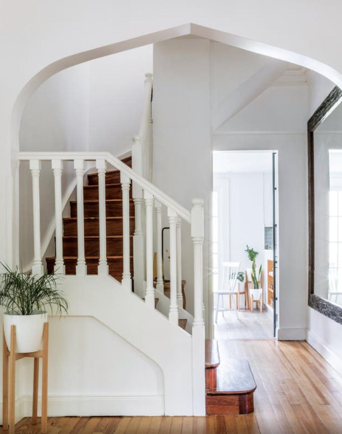 Escalera con color predominante Beige del Proyecto Olivos por Biaus Pieres Arquitectura