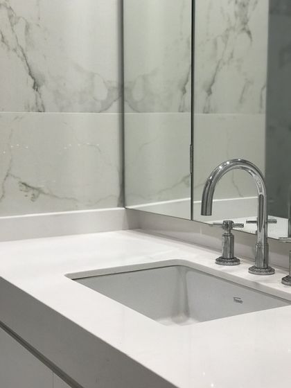 Baño con mesada de mármol blanco, espejo y grifo cromado — proyecto Paraná , por Biaus Pieres Arquitectura, en CABA