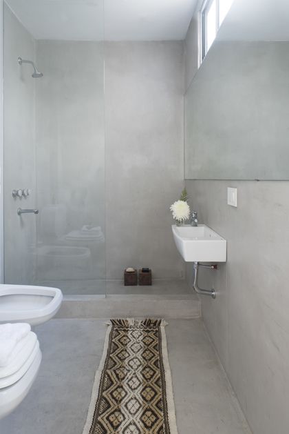 Baño minimalista gris con ducha empotrada y lavatorio suspendido — proyecto Departamento Barrancas, por Ekaterina Kunzel Arquitecta, en Belgrano
