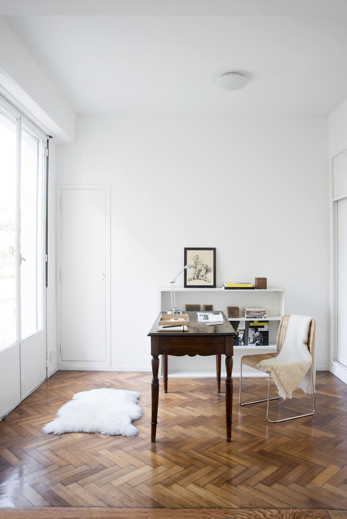 Escritorio con color predominante Beige del Proyecto Departamento Barrancas por Ekaterina Kunzel Arquitecta