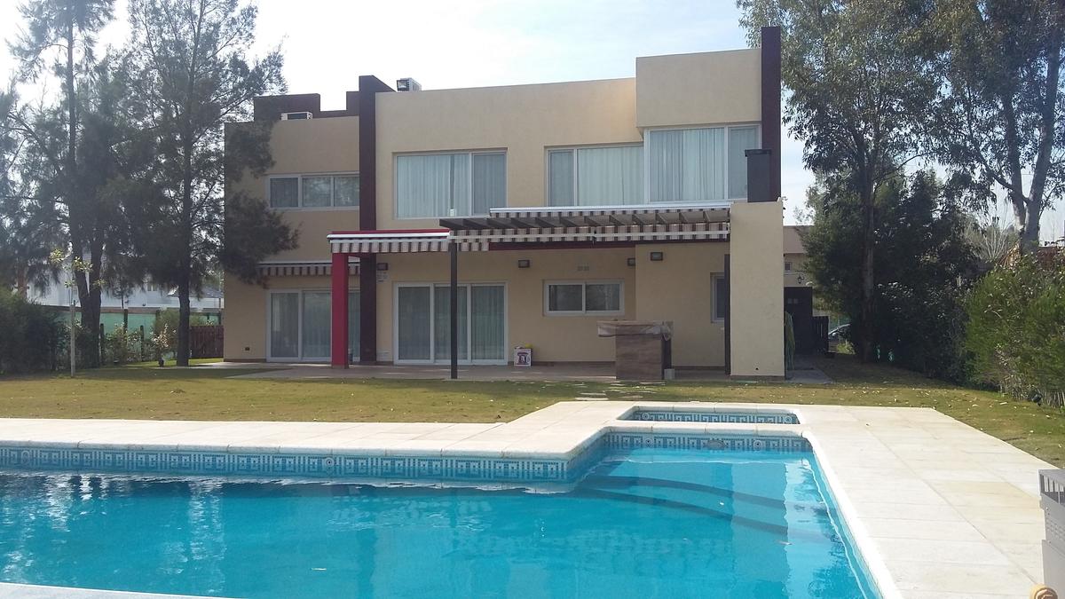 Casa moderna com piscina e jardim em área suburbana — projeto Terralagos 1, por Arquitecto Oscar Sanguineti, em Canning