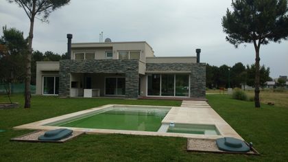 Casa moderna con piscina y jardín — proyecto LA HERRADURA - Cul de Sac De La Cincha, por LADAGA-RUARTE-Pinamar, en Pinamar