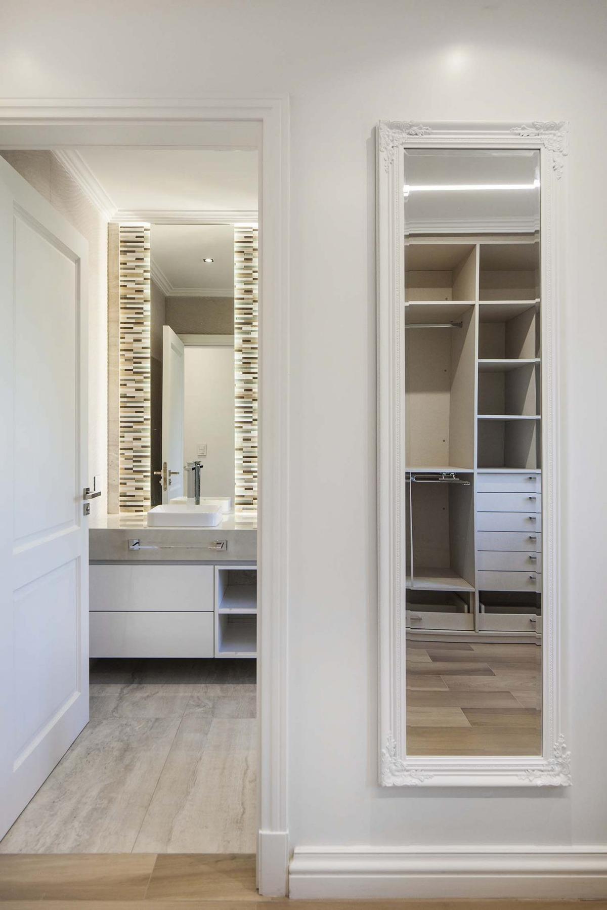 Corredor com banheiro e closet moderno com espelho ornamentado — projeto DD House, por A+R Arquitectos