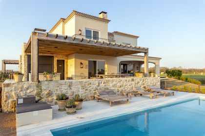 Fachada de casa mediterránea moderna con piscina y pérgola — proyecto Casa MF, por Estudio Junor, en Belén de Escobar