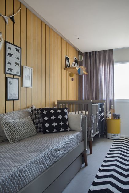 Dormitorio infantil con cama y cuna, pared tableros madera amarilla — proyecto BL House, por Studio Ro-ca