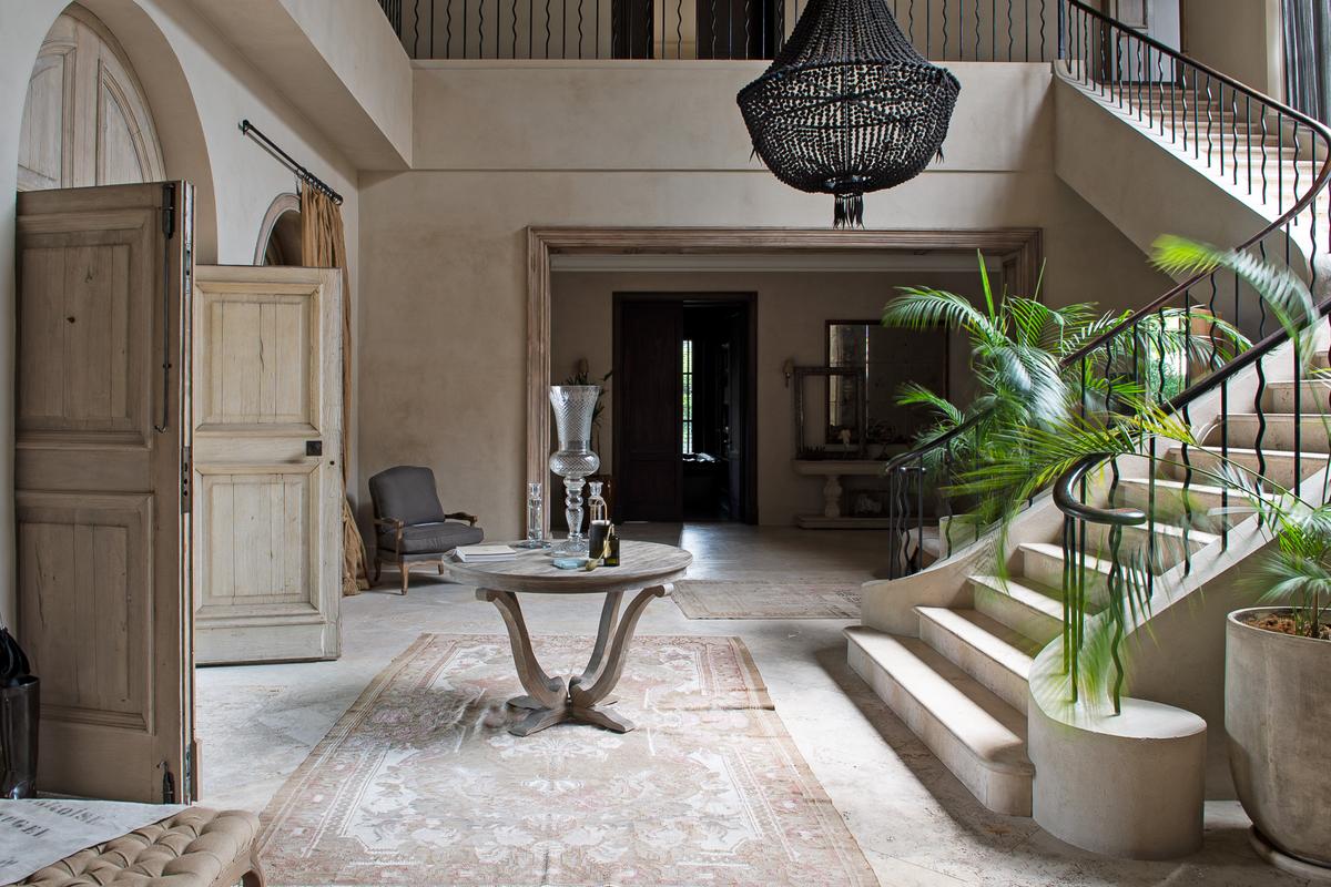 Hall de entrada con color predominante Marrón del Proyecto Casa Toscana  por Estudio Du 