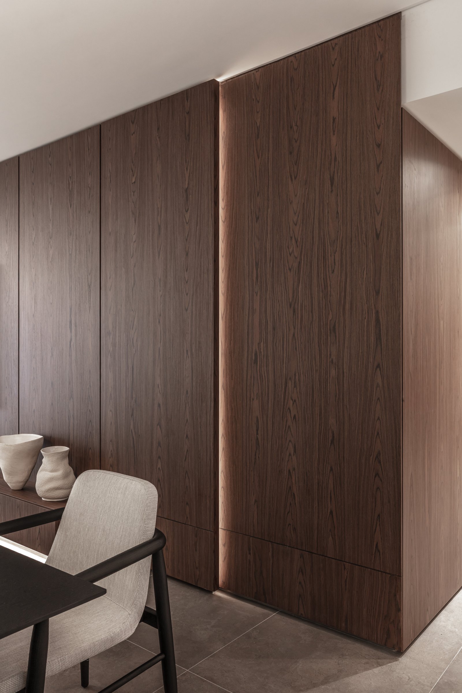 Living moderno con paneles de madera oscura e iluminación indirecta — proyecto Donna Fiore | Sobrio & sofisticado | Sober & Sophisticated | Lucia Quinteros, por Ren Studio, en Prov