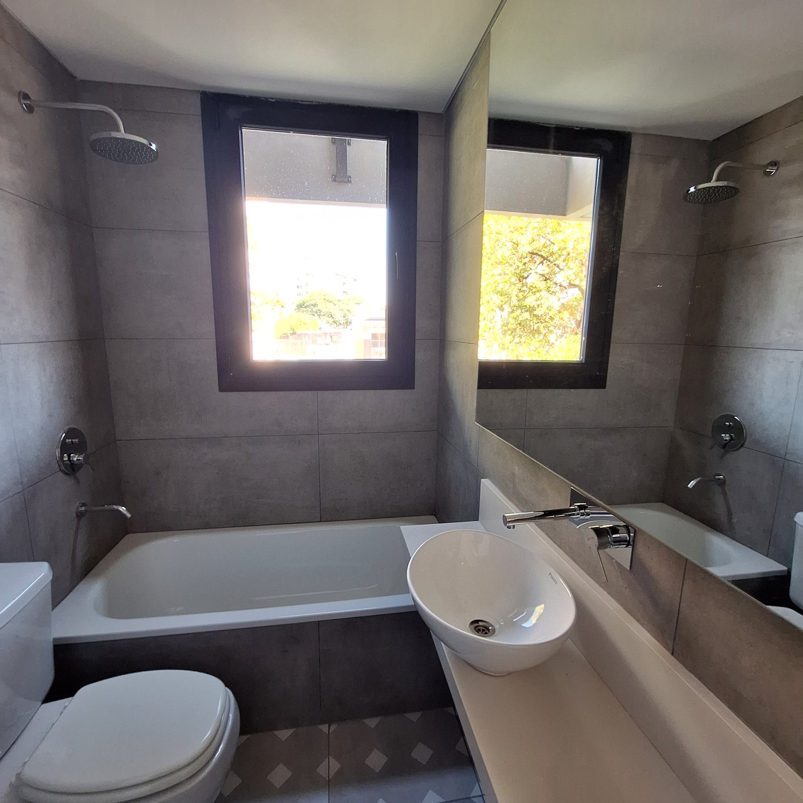 Baño moderno con bacha redonda y bañera blanca — proyecto Edificio Maure, por LW Lopez Wolder arquitectos, en Maure 4008