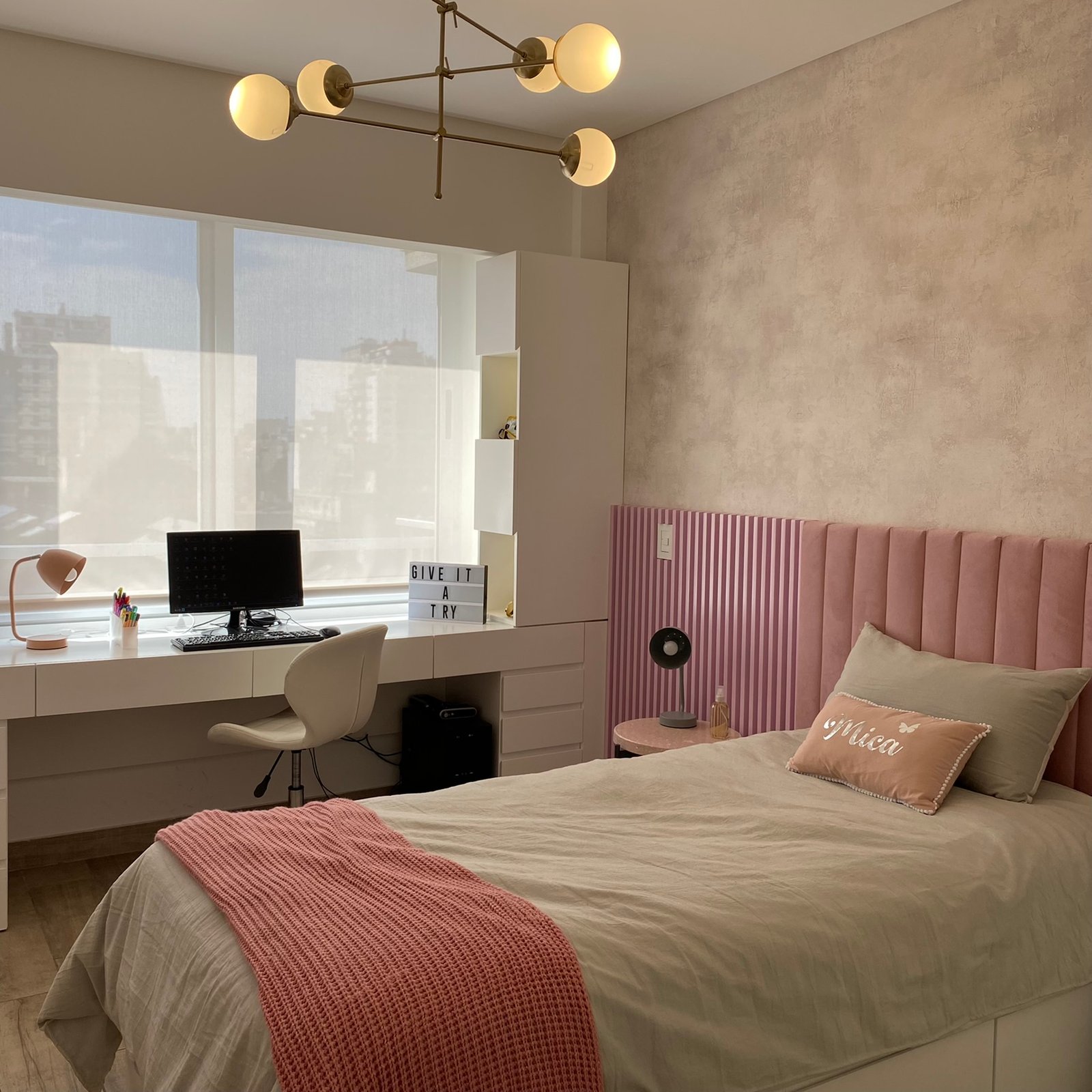 Quarto moderno com escrivaninha e cama com cabeceira rosa — projeto Padilla, por MDBK Arquitectura, em Villa Crespo