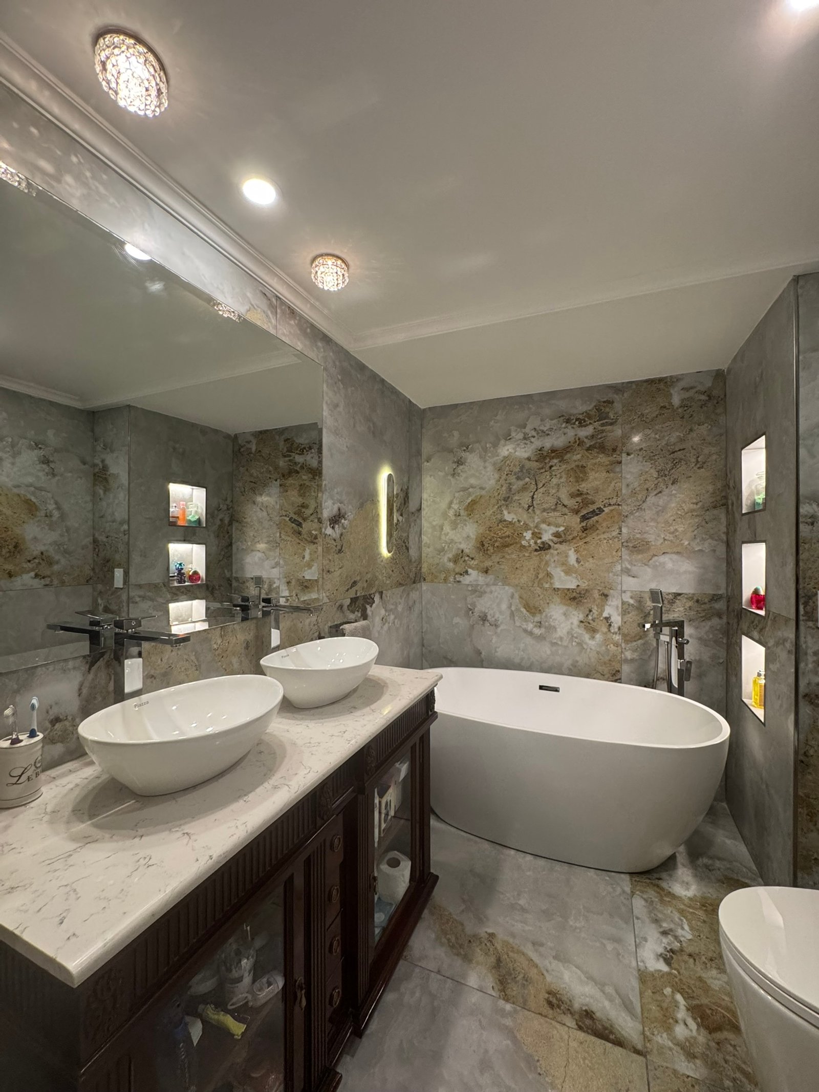 Baño principal moderno con bañera exenta y doble vanitory — proyecto Chateau, por MDBK Arquitectura, en Puerto Madero