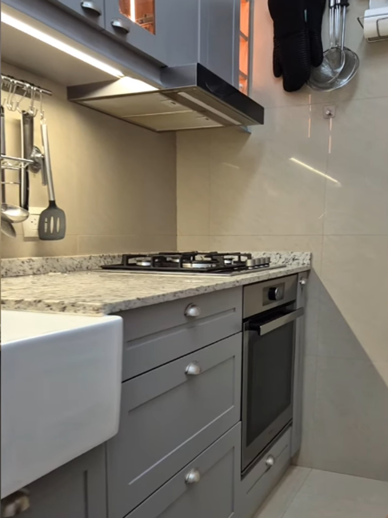 Cozinha moderna com armários cinza e eletrodomésticos embutidos — projeto Cocina Almagro, por Inva interiorismo, em Almagro