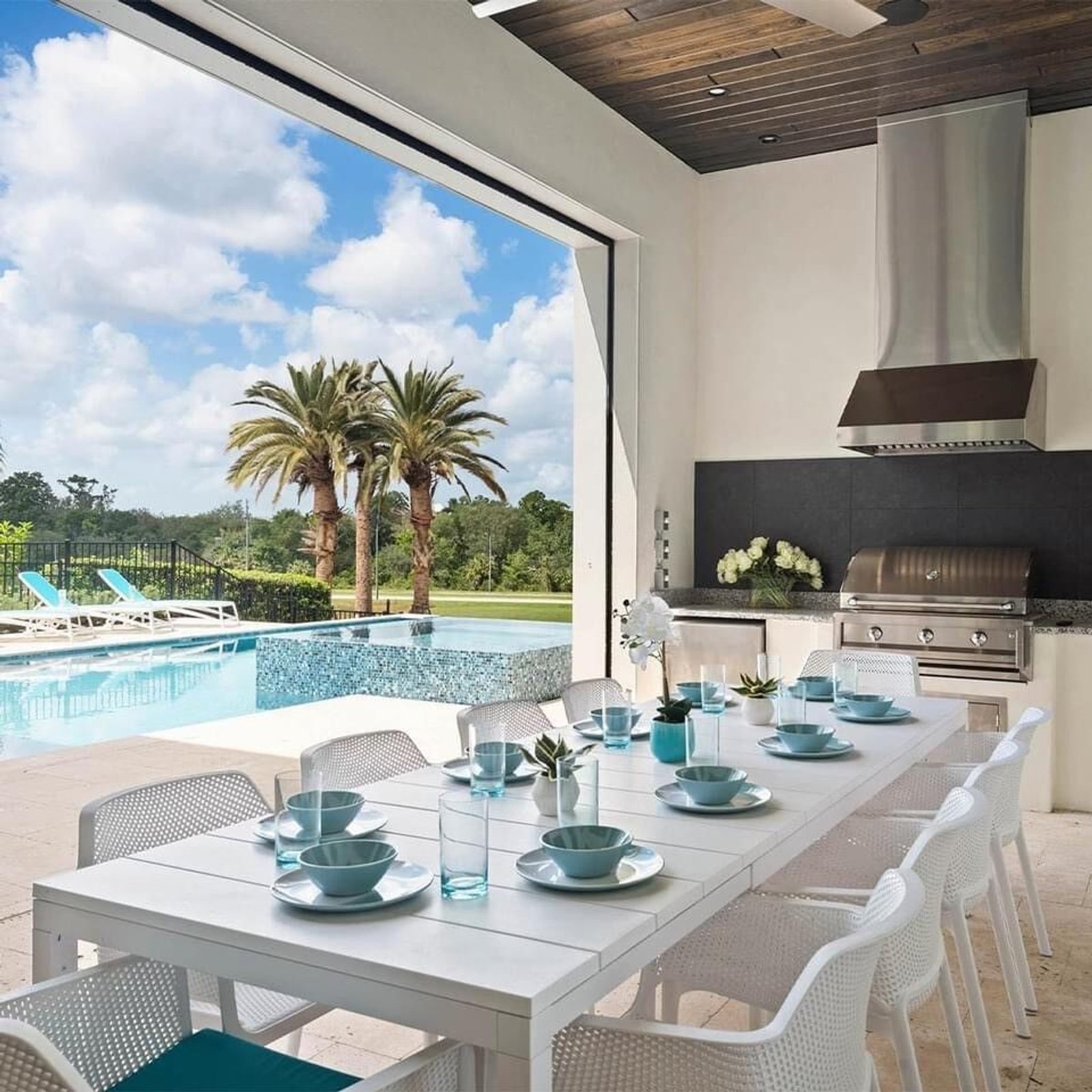 Comedor al aire libre junto a la piscina con pérgola moderna — proyecto Comedor, por Casa Nuñez
