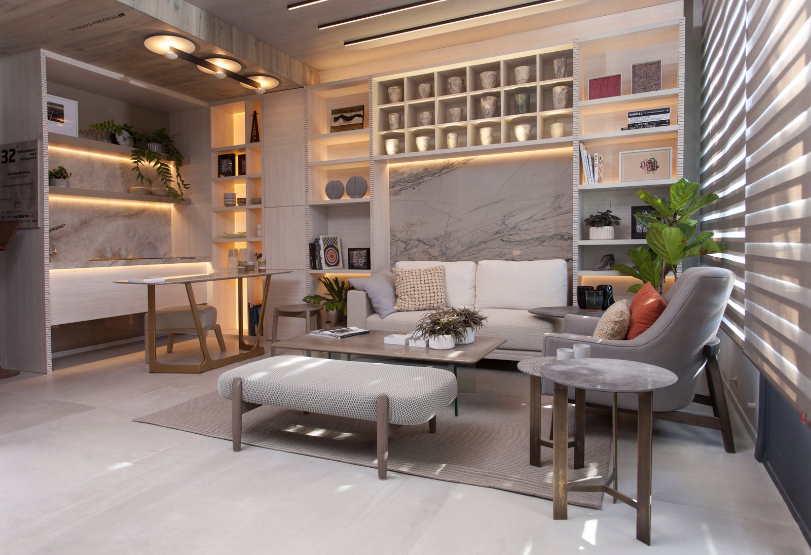Living moderno con sector comedor, estanterías integradas y mucha luz natural — proyecto Cementos, por Vite Porcellanato