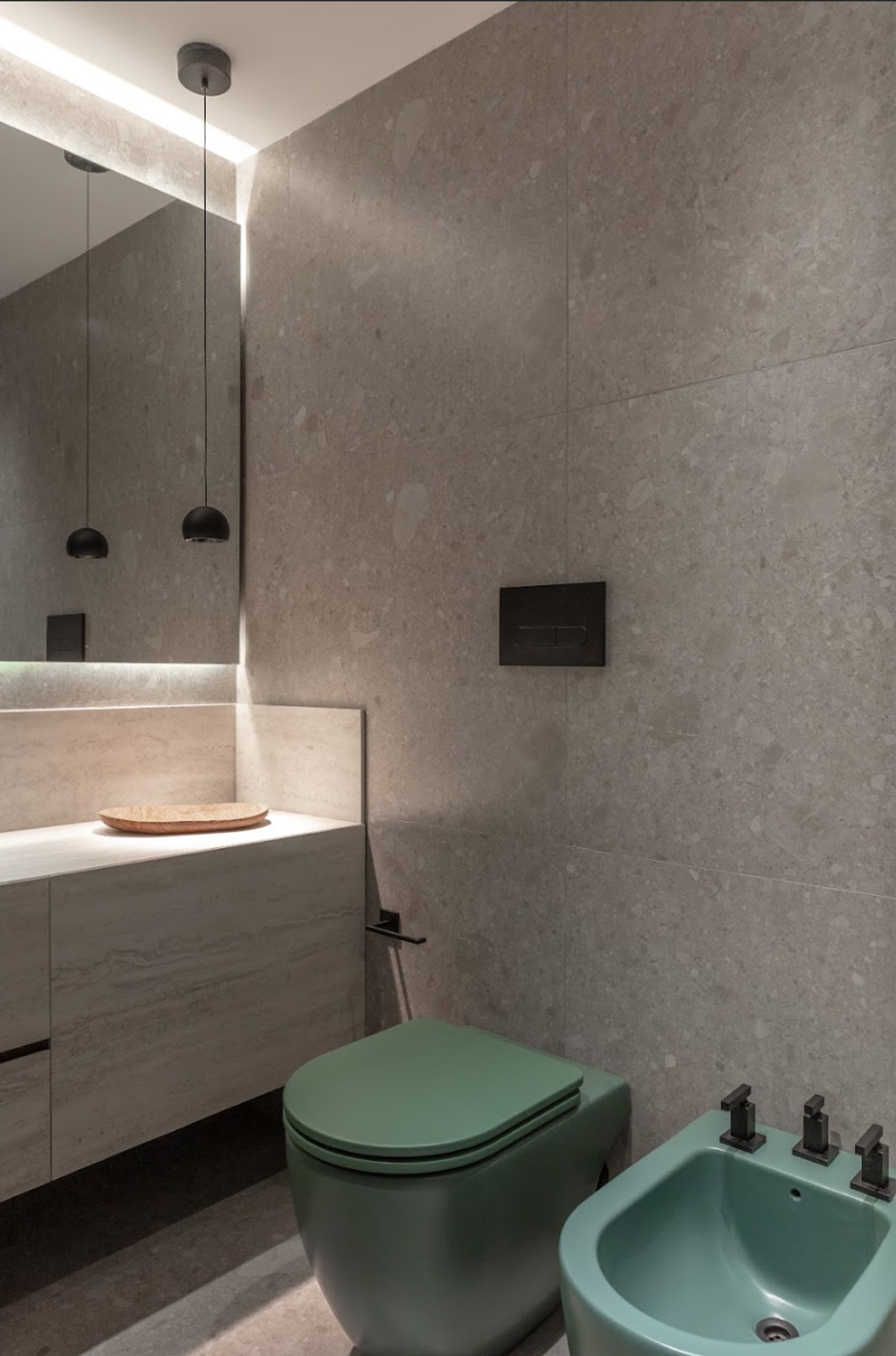 Baño moderno con inodoros y bidé de colores contrastantes — proyecto Halesa Estudio, por San Lorenzo Design, en Cam. de los Remeros 1585