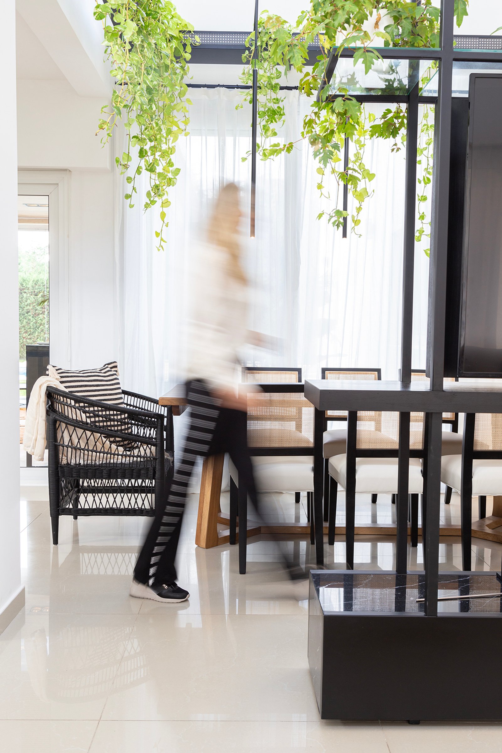 Comedor moderno con plantas colgantes y sillas de ratán — proyecto Casa Canning, por Gaby Alfonso, en Canning