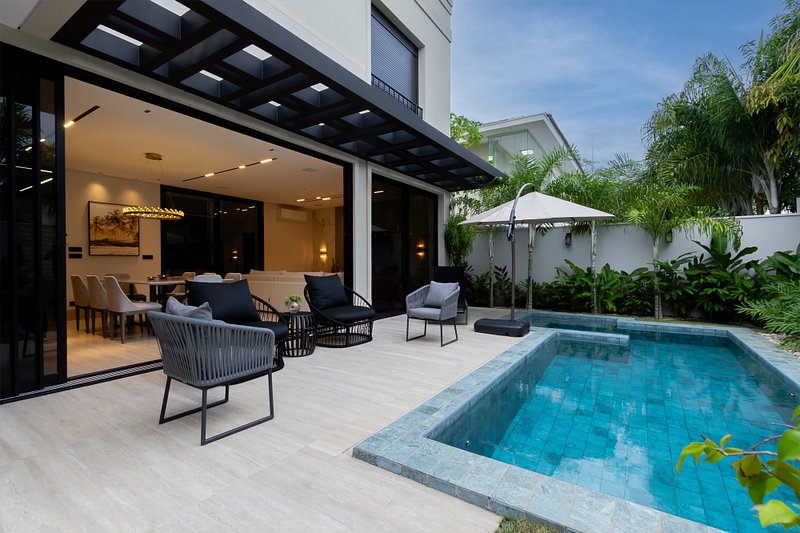 Confira essa casa contemporânea com toques clássicos, segurança e muito conforto