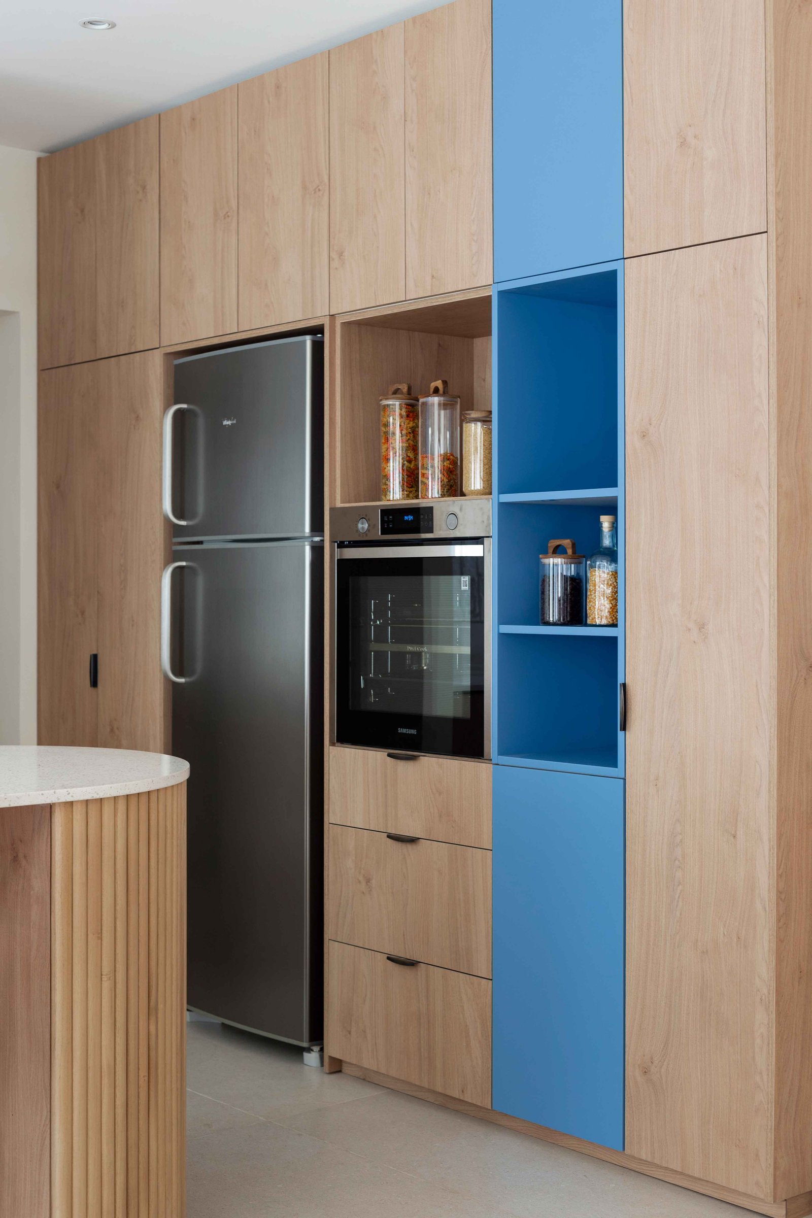 Cocina moderna escandinava con muebles de madera y detalles azules — proyecto Grecia, por Bouré Studio, en Núñez
