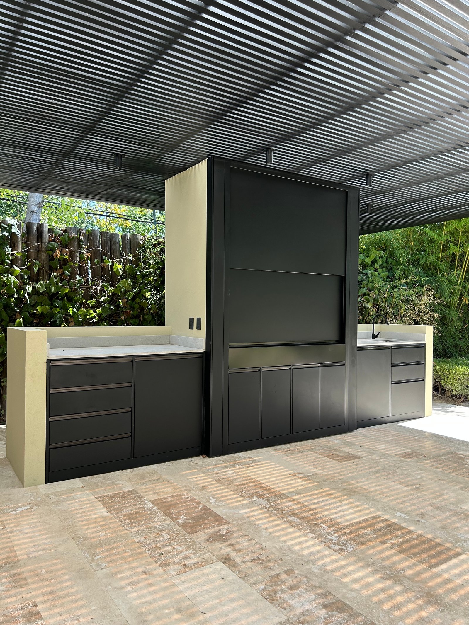 Cocina exterior moderna con gabinetes integrados y techo acanalado — proyecto SAN JOSÉ, por ESTUDIO TEZ, en Antártida Argentina 2382
