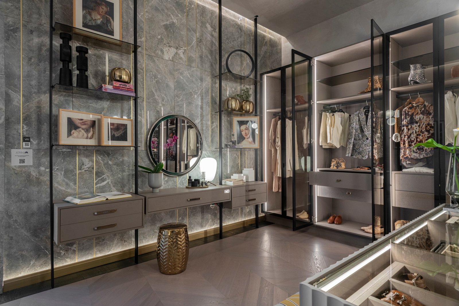 Vestidor moderno con paredes de mármol y mobiliario de madera integrado — proyecto Marmoles, por Vite Porcellanato