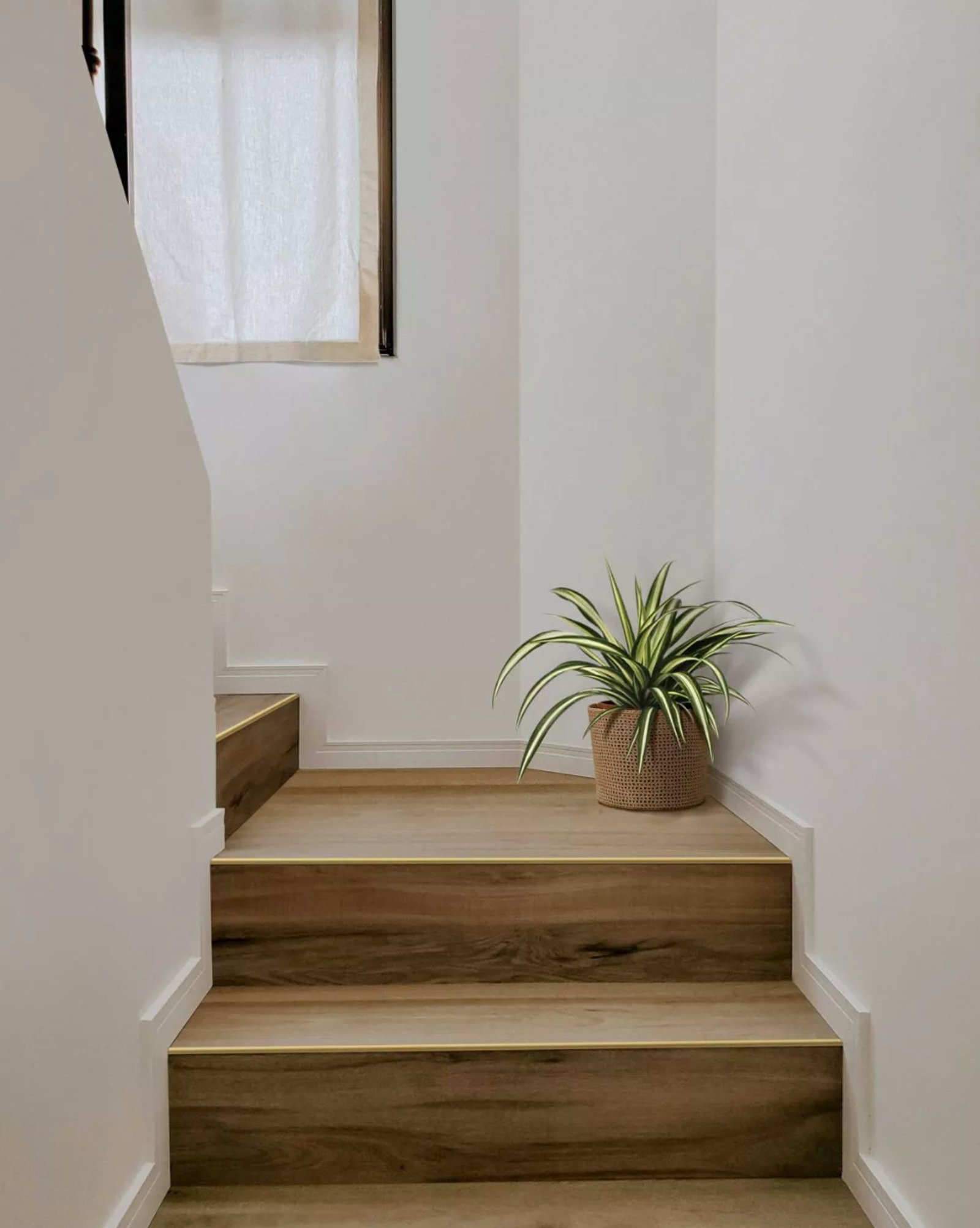 Escalera moderna de madera con planta y ventana — proyecto Vanguardia y Distinción en el diseño interior., por ATRIM GLOBAL, en Buenos Aires
