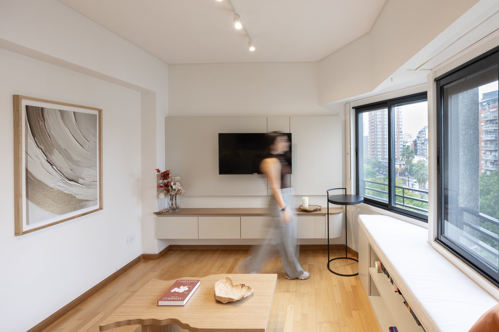 Living comedor moderno con obra de arte abstracta y mesa de centro orgánica — proyecto Rio, por Martina Kleinert, en Saavedra