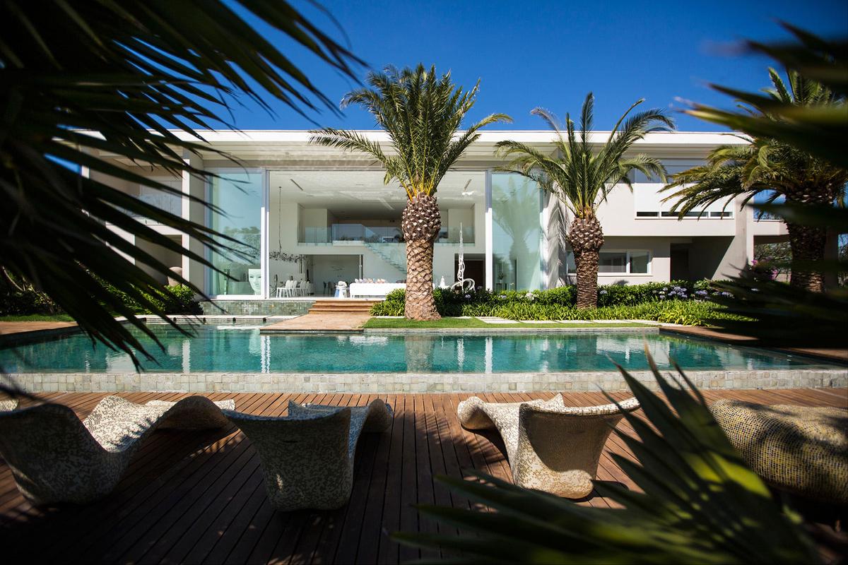 Piscina com cor predominante Bege do Projeto Paisagismo por Demian Golovaty