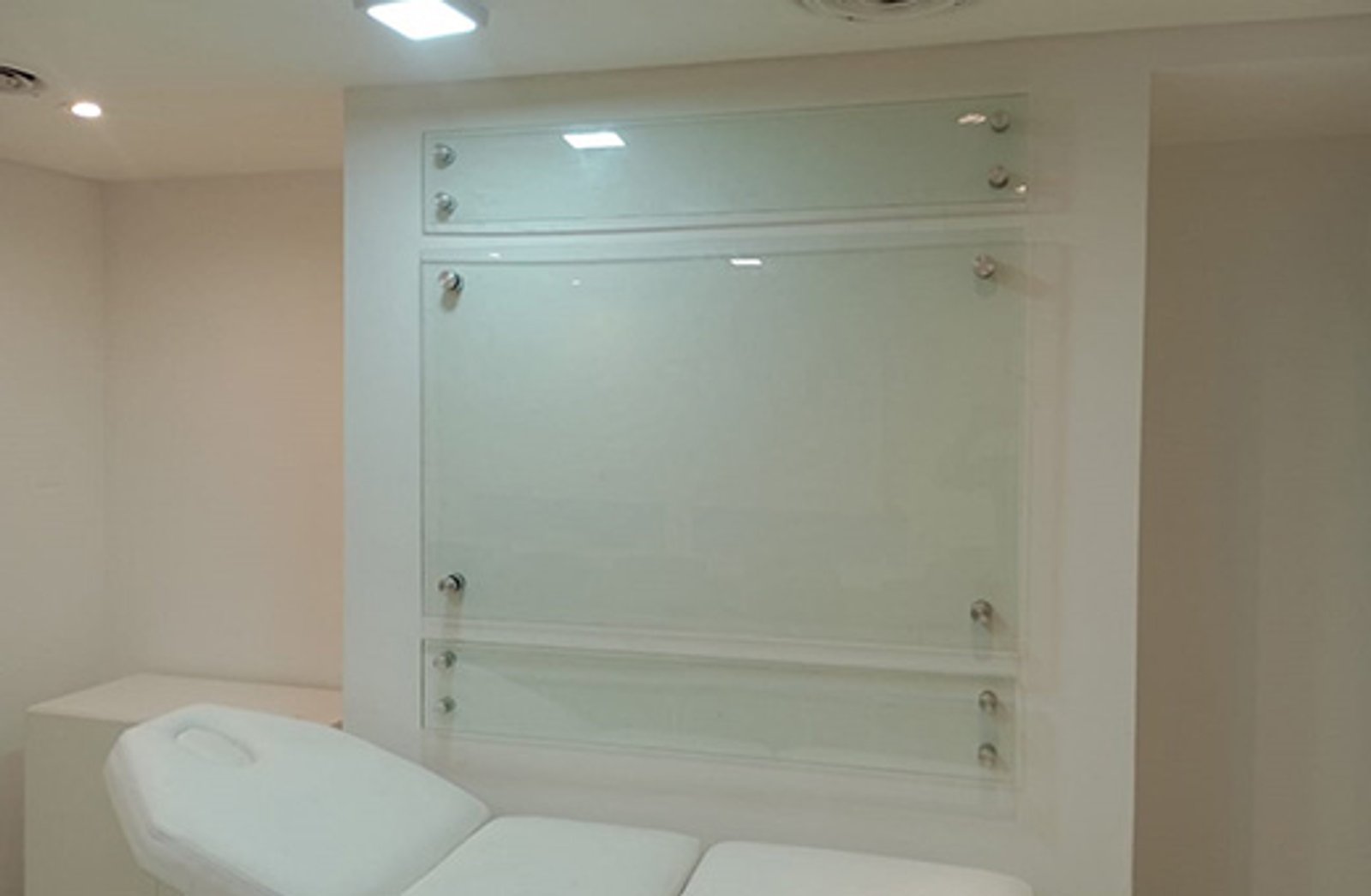 Painéis de vidro minimalistas na parede, iluminação indireta — projeto Carteleria y paneleria, por Cristalcenter, em Av. del Libertador
