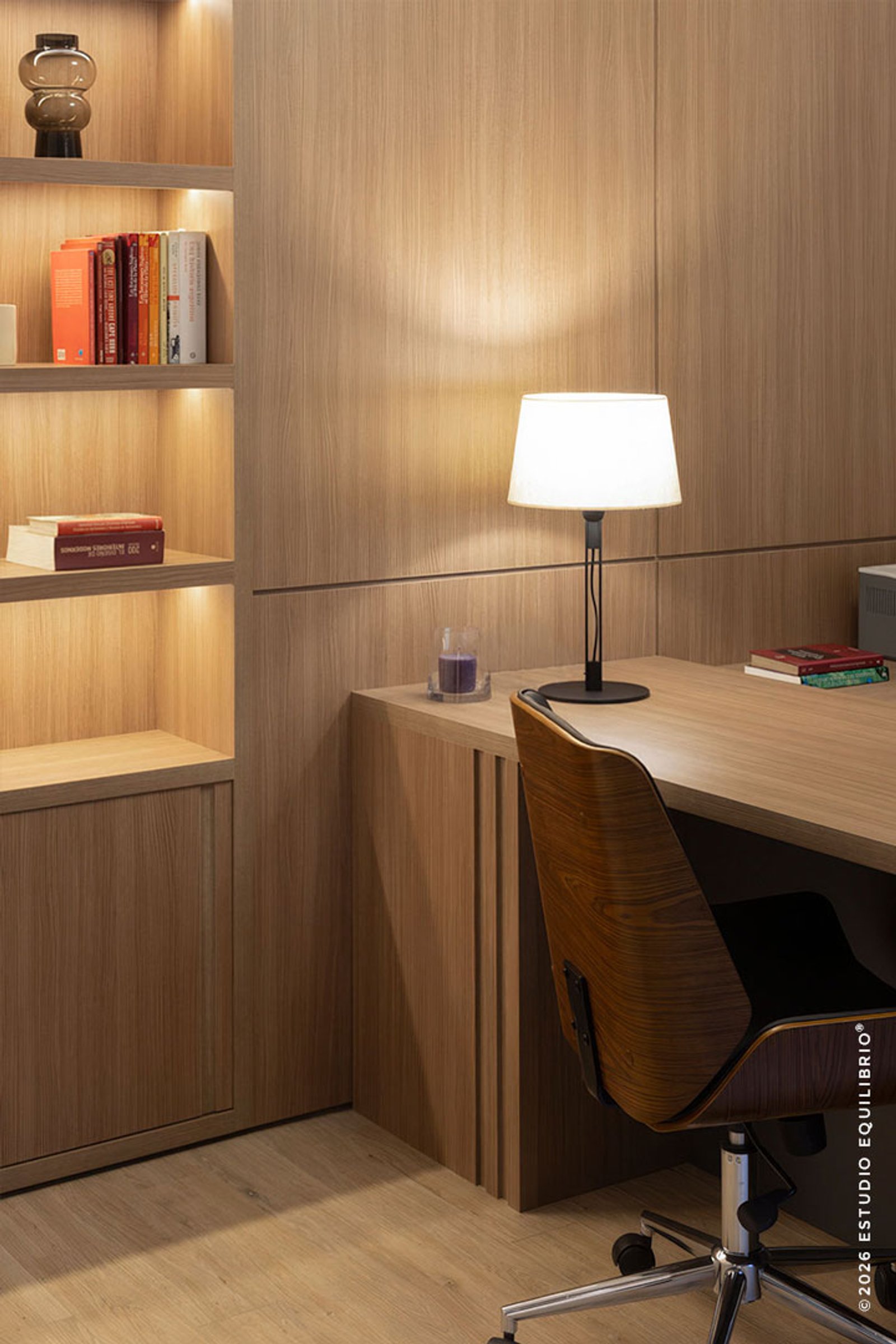 Oficina moderna con estanterías de madera integradas y silla ergonómica — proyecto Proyecto Zapiola, por Estudio Equilibrio, en Belgrano