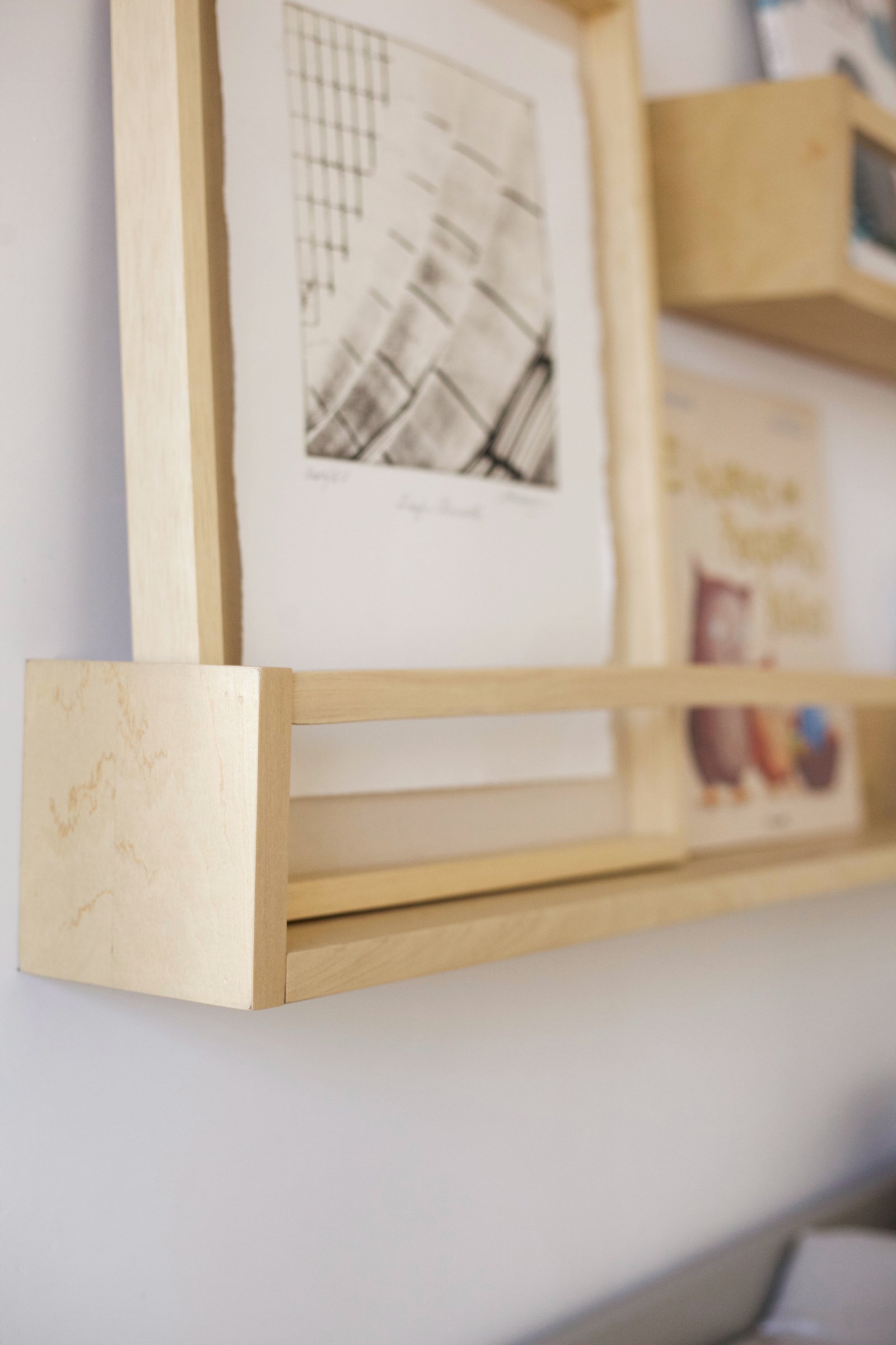 Estantería flotante de madera clara con arte en pared blanca — proyecto nuñez, por LACROZE DESIGN STUDIO, en Núñez