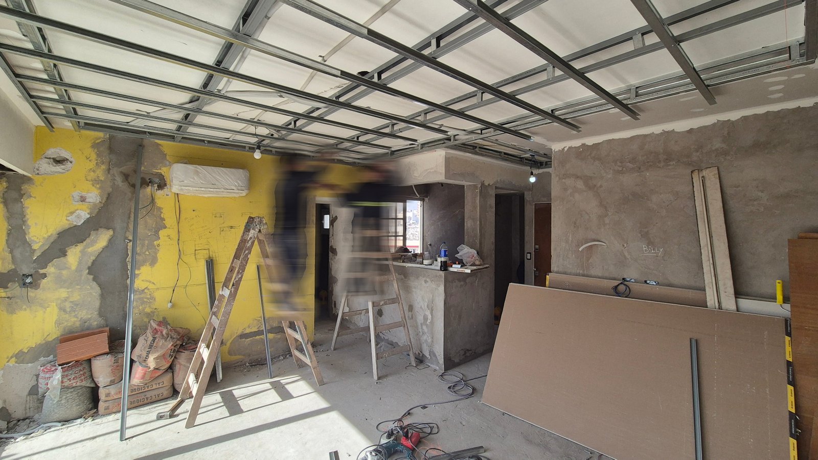 Habitación en construcción con techo de metal expuesto y paredes sin terminar — proyecto Living - Remodelación Soho, por RenovArqui, en Palermo