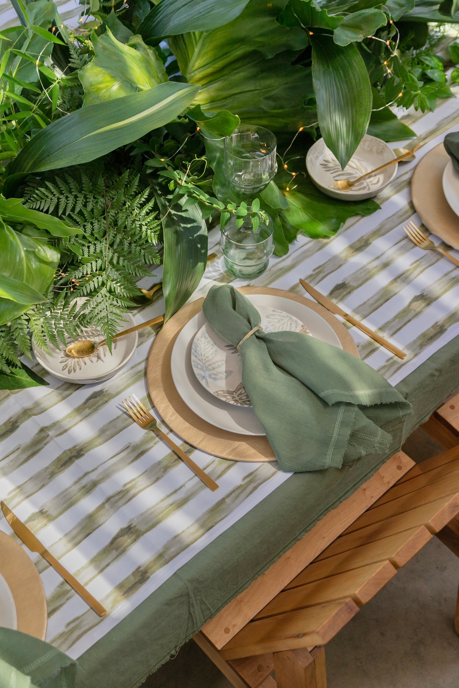 Mesa de campo con follaje exuberante y luces — proyecto Styling, por El Marques deco y ambientaciones, en Córdoba